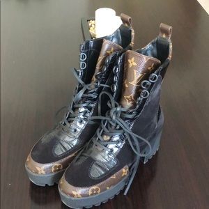 Louis Vuitton Boots
LAUREATE PLATFORM DESERT BOOT